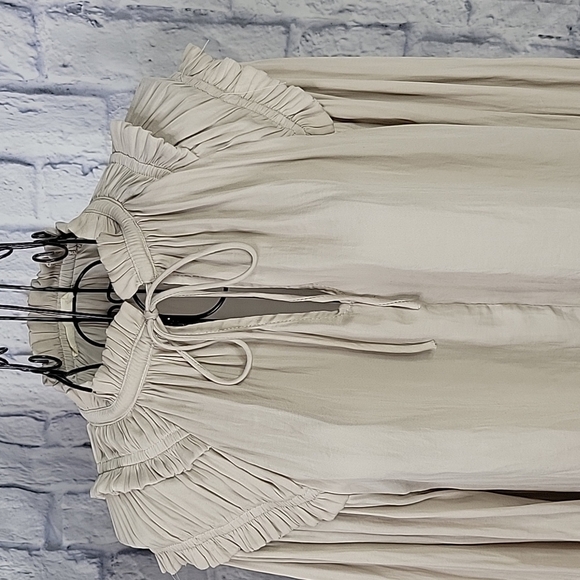 ILLA ILLA Cream Ruffled and Gathered‎ Blouse Large - Picture 2 of 9